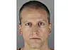Udatert mugshot av Derek Chauvin foran lys bakgrunn.