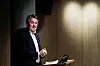 Geir Karlsen presenterer kvartalstall for Norwegian ved en talerstol i et konferanserom.