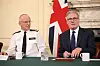 Mark Rowley og Keir Starmer sitter ved et bord under et møte med britisk flagg i bakgrunnen.