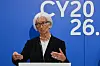 Christine Lagarde taler foran blå vegg med teksten «CY20 26.» under Eurogroup-møtet i Nicosia.