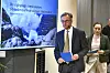 Erik Thedéen og Åsa Olli Segendorf står foran en skjerm og presenterer rentevedtaket i Stockholm.