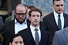 Mark Zuckerberg går ut av retten omgitt av menn i dress i Los Angeles.