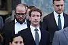 Mark Zuckerberg går ut av retten omgitt av menn i dress i Los Angeles.