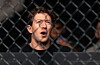 Mark Zuckerberg ser på en MMA-kamp bak et nettinggjerde under UFC 326 i Las Vegas.