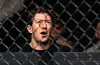 Mark Zuckerberg ser på en MMA-kamp bak et nettinggjerde under UFC 326 i Las Vegas.