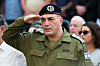 IDF-sjef Eyal Zamir hilser under en begravelse, omgitt av sørgende i Kfar Saba.