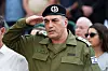 IDF-sjef Eyal Zamir hilser under en begravelse, omgitt av sørgende i Kfar Saba.