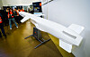 Hvit modell av JSM-Joint Strike Missile utstilt i et rom hos Kongsberg Defence & Aerospace.