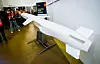 Hvit modell av JSM-Joint Strike Missile utstilt i et rom hos Kongsberg Defence & Aerospace.