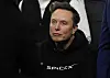 Elon Musk sitter blant publikum iført en svart SpaceX-genser under NCAA-brytefinalen i Philadelphia.