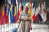Kaja Kallas går framover foran en rad EU- og medlemslandsflagg i Brussel.