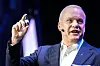Anders Opedal taler på сценen og holder opp en liten flaske under Offshore Norges årskonferanse.