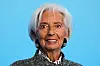 Christine Lagarde foran blå bakgrunn under en pressekonferanse i Frankfurt.