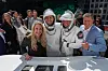 SpaceX-ledere og ansatte feirer foran Nasdaq MarketSite i New York under sluttklokken for børsnoteringen.