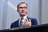 Erik Thedéen snakker foran et podium med Sveriges Riksbank-navn i Stockholm.