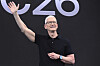 Tim Cook vinker på scenen foran WWDC 26-skiltet ved Apples hovedkvarter.