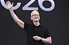 Tim Cook vinker på scenen foran WWDC 26-skiltet ved Apples hovedkvarter.