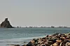 Tankere og lasteskip på havet utenfor en steinete kyst i Omanbukta.