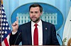 JD Vance står ved talerstolen og snakker i James Brady Press Briefing Room i Det hvite hus.