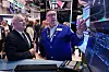 Equinors Anders Opedal og specialist Patrick King på gulvet i New York-børsen ved skjermer med aksjegrafer.