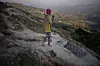 En miner står ved inngangen til en hule på en åsside i rural KwaZulu-Natal.