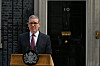 Keir Starmer taler ved en talerstol utenfor 10 Downing Street i London.