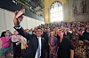 Andy Burnham tar en selfie foran en stor gruppe kolleger i Westminster Hall i Houses of Parliament.