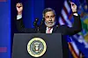 Micron-sjef Sanjay Mehrotra holder to mikrobrikker og taler ved en talerstol med presidentens segl.