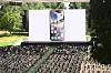 Publikum foran en stor skjerm med en iPhone på Apple WWDC ved hovedkvarteret i Cupertino.