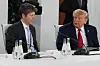 Donald Trump og Sam Altman sitter ved et møtebord og snakker under G7-toppmøtet.