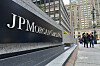 Fotgjengere passerer skiltet til JPMorgan Chase på fortauet i New York.