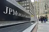 Fotgjengere passerer skiltet til JPMorgan Chase på fortauet i New York.
