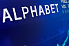 Alphabet-logoen på en blå skjerm med markedsinformasjon og stigende kurve.