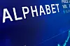 Alphabet-logoen på en blå skjerm med markedsinformasjon og stigende kurve.