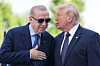 Donald Trump og Recep Tayyip Erdogan snakker sammen under en formell velkomst i Ankara.