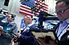 Børsmeglere bruker håndholdte enheter og skjermer på handelsgulvet i New York Stock Exchange.