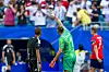 Ørjan Håskjold Nyland diskuterer med dommeren etter 1–1-målet mot England.