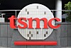 TSMC-logo i rødt foran en rund, lys fasade ved hovedkvarteret i Hsinchu, Taiwan.