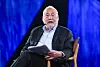 Joseph Stiglitz sitter i en stol på en scene med blå bakgrunn under Nor-Shipping i Lillestrøm.