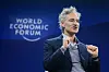 Alex Karp taler på scenen under World Economic Forum i Davos, med World Economic Forum-logoen i bakgrunnen.