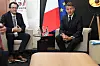Emmanuel Macron møter Dario Amodei i et møterom med franske og europeiske flagg i bakgrunnen.