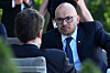 Demis Hassabis snakker med Sam Altman utendørs på G7-toppmøtet.