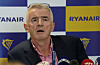 Michael O'Leary taler foran Ryanair-logoer under en pressekonferanse i Brussel.