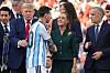 Lionel Messi hilser på Claudia Sheinbaum mens Donald Trump og Mark Carney ser på etter VM-finalen.