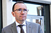 Espen Barth Eide står i dress og ser mot pressen utenfor en bygning i regjeringskvartalet.