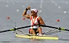 Olaf Tufte i robåt feirer med gullmedaljen etter seier i singlesculler i Beijing.