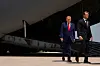 Donald Trump og Pete Hegseth går foran et militærfly under en seremoni på Dover Air Force Base.