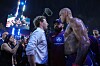 Alex Pereira og Mark Zuckerberg hilser i oktagonen under UFC-arrangement ved Det hvite hus.