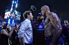 Alex Pereira og Mark Zuckerberg hilser i oktagonen under UFC-arrangement ved Det hvite hus.