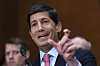 Kevin Warsh snakker og gestikulerer under en senatshøring på Capitol Hill.
